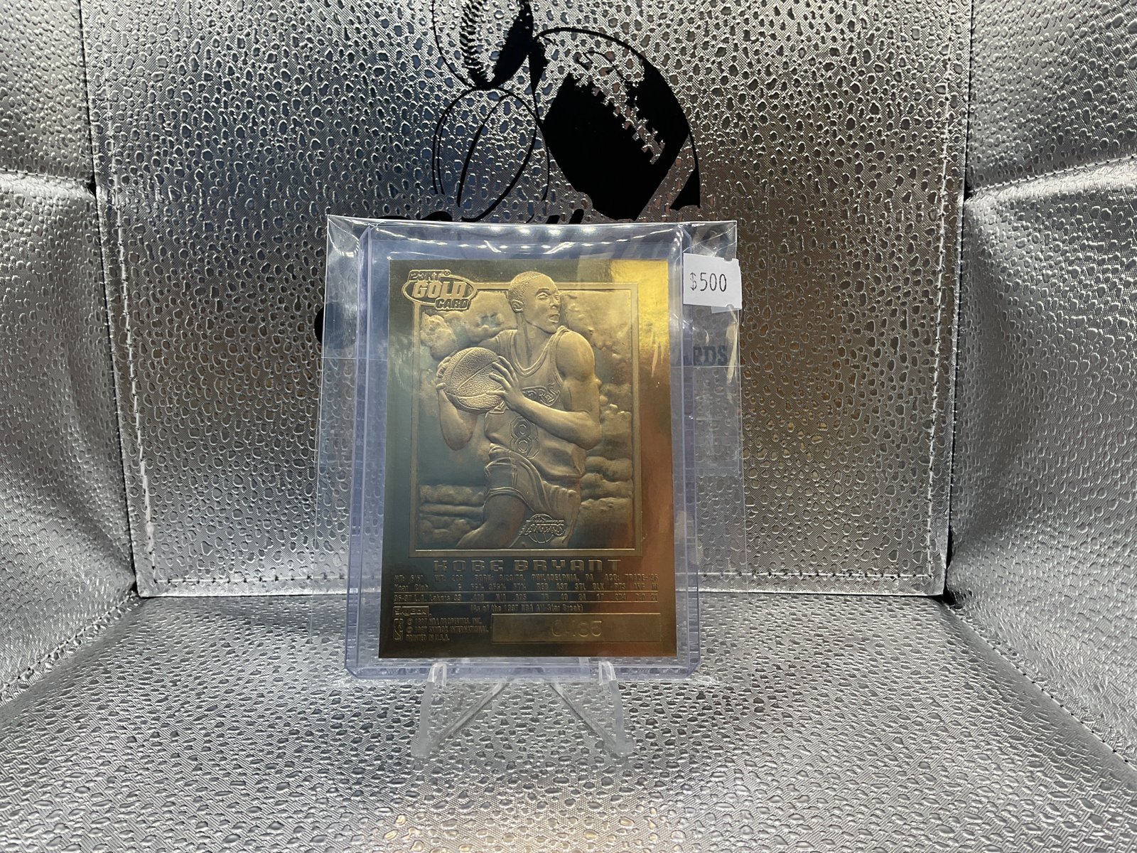 09446D6A-E16E-48B4-BD77-F89EFE400CF1 1997 FLEER 23KT GOLD BASKETBALL TEXTURE BLACK FOIL KOBE BRYANT - Image 1