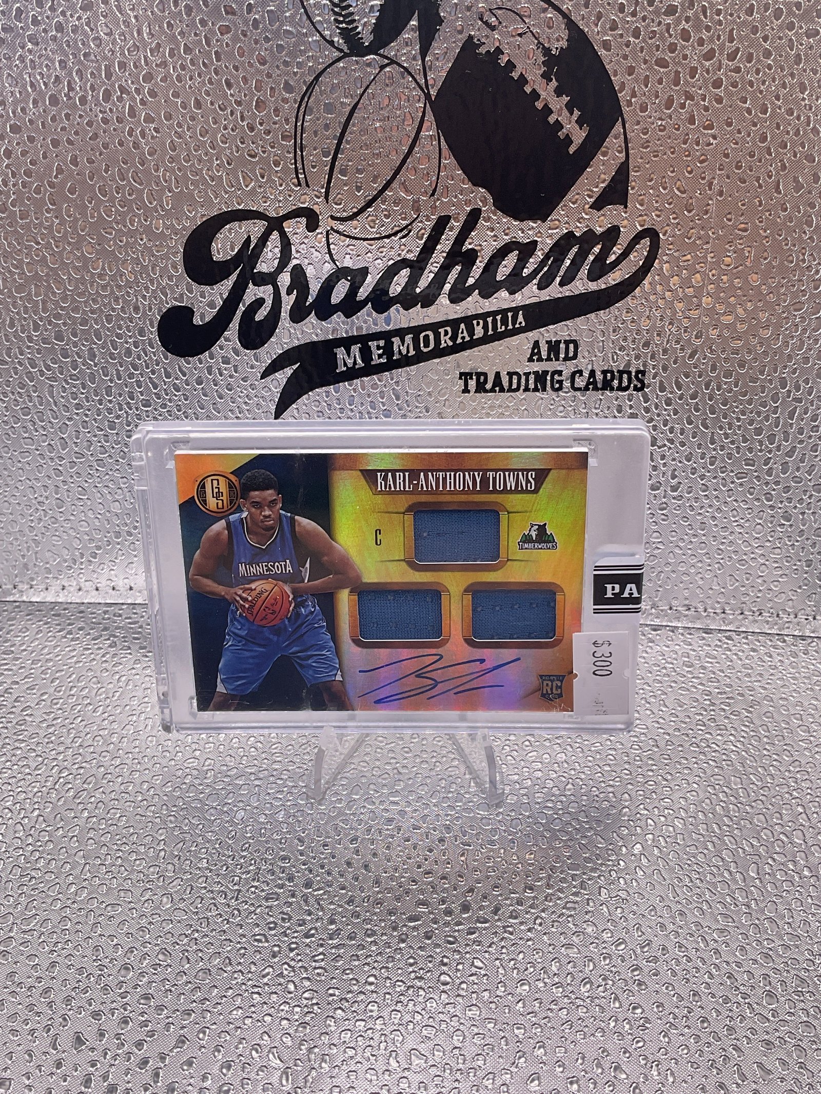 B2B552C6-CFCD-4160-96E2-D1C353721AD1 KARL-ANTHONY TOWNS 2015-16
PANINI GOLD STANDARD ROOKIE
PATCH AUTO ON CARD RC #288 - Image 1